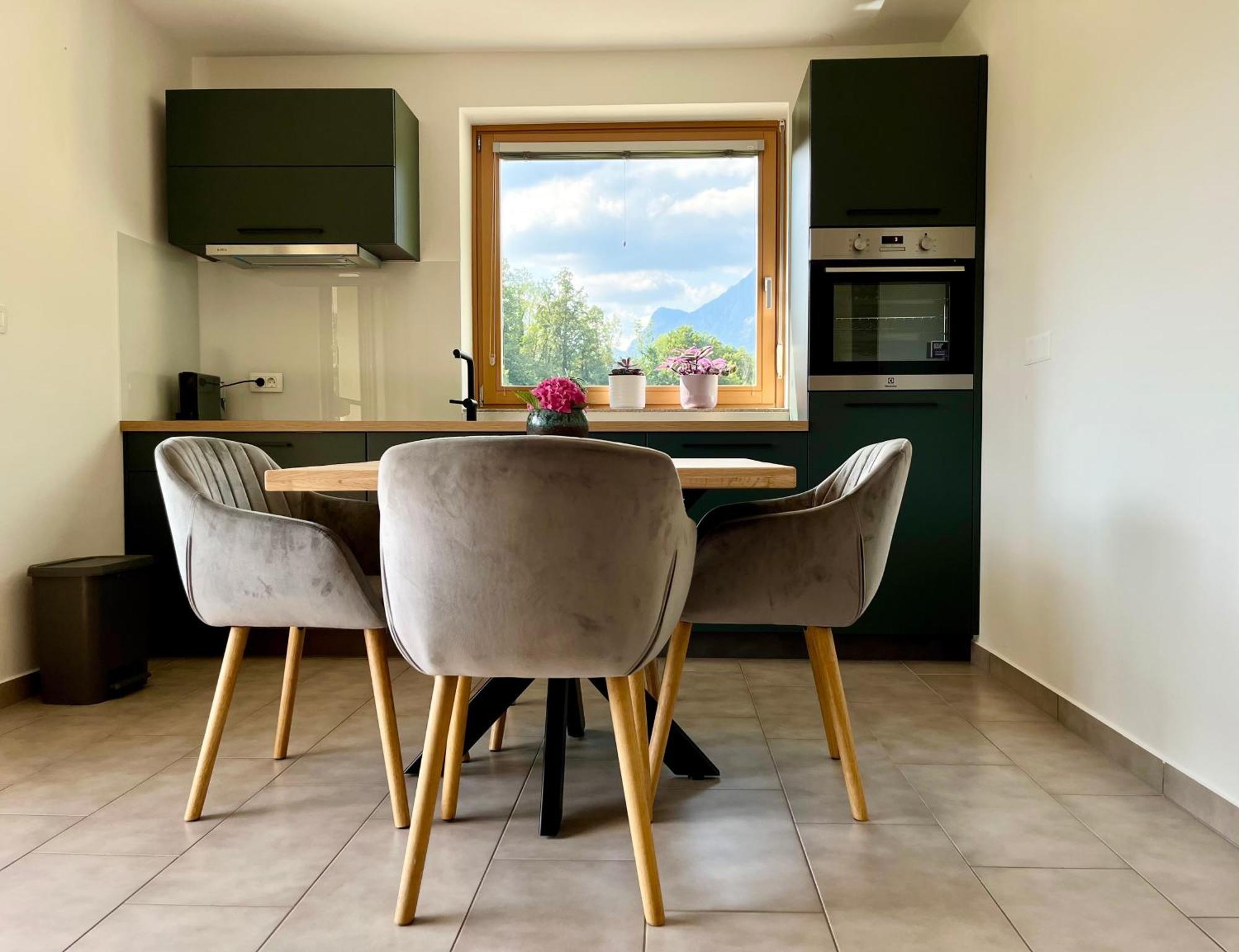 Cozy & Chic - Apartment With A Private Patio Kobarid Esterno foto