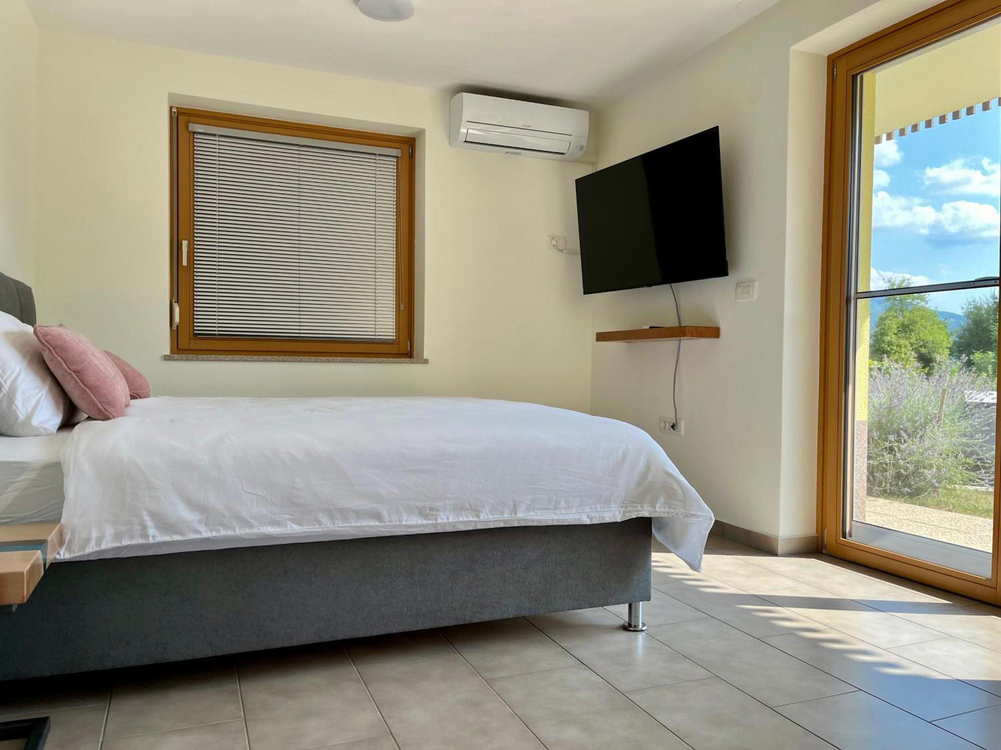 Cozy & Chic - Apartment With A Private Patio Kobarid Esterno foto