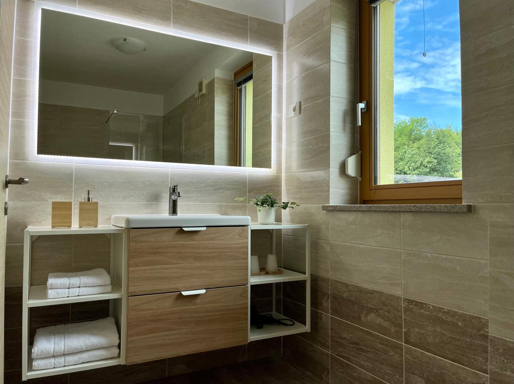 Cozy & Chic - Apartment With A Private Patio Kobarid Esterno foto